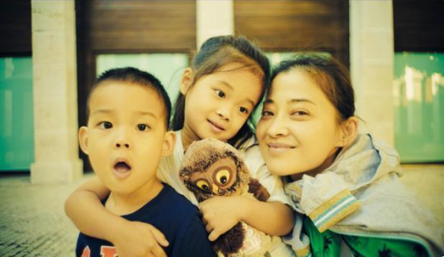 梅婷|梅婷一家四口露营,9岁女儿下河摸鱼接地气!儿子不愿下水太娇气