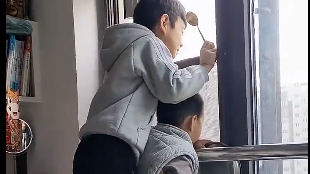 两小孩敲盆向窗外大喊：我要自由！网友纷纷流泪了