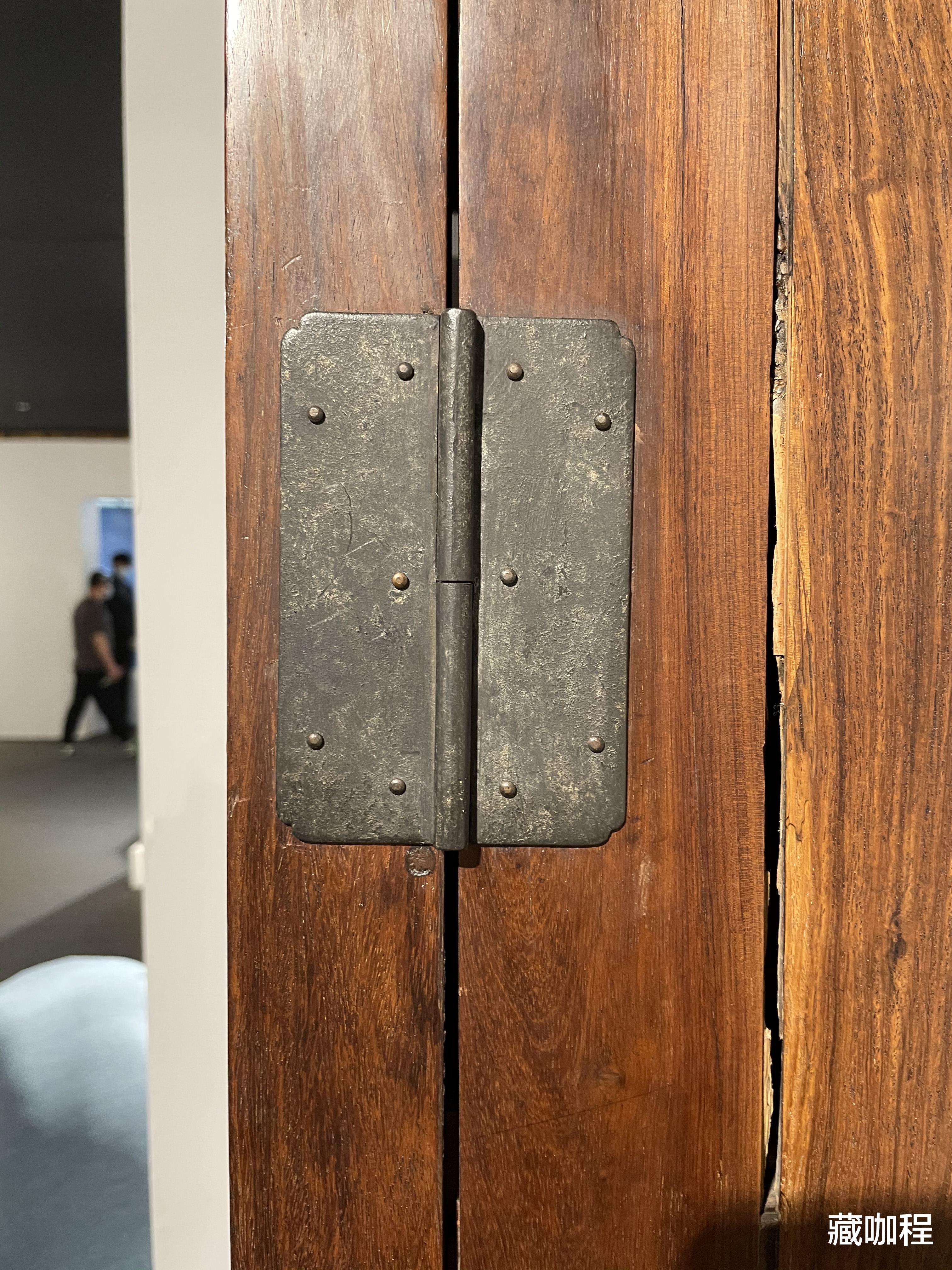 |顶面抹头一分为二，黄花梨方角柜不循规蹈矩