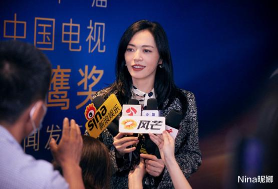 姚晨|姚晨首次带女儿赶机，6岁女儿打扮洋气个头超高，肤色黝黑似甜馨