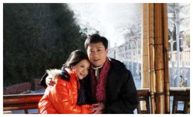 |耿为华：宠妻15年被抛弃，离婚当天与女儿抱头痛哭，51岁仍单身