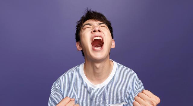 哥哥大学毕业后不和家人联系,回家探亲时,竟被弟弟起诉索要35万