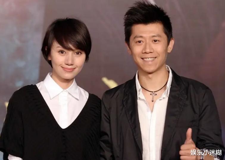 夏雨|76岁夏雨被曝移民加拿大,和苗侨伟聚会4位美女环绕,笑容藏不住