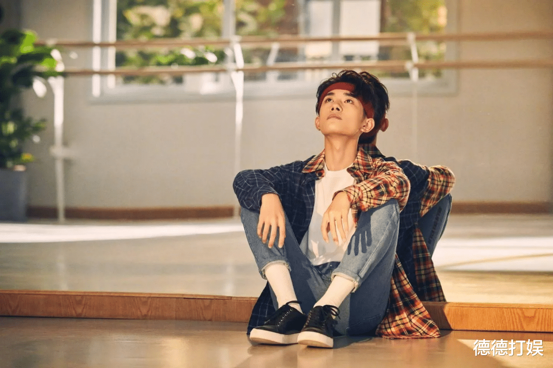 易烊千玺|易烊千玺“梦想就是让梦里想做的事醒来后努力去实现！”