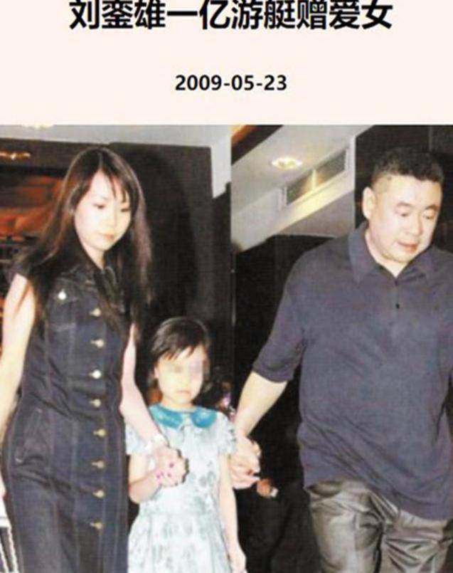 刘銮雄|刘銮雄17岁女儿带妈妈出海,开爸爸送的上亿游艇,握方向盘好兴奋