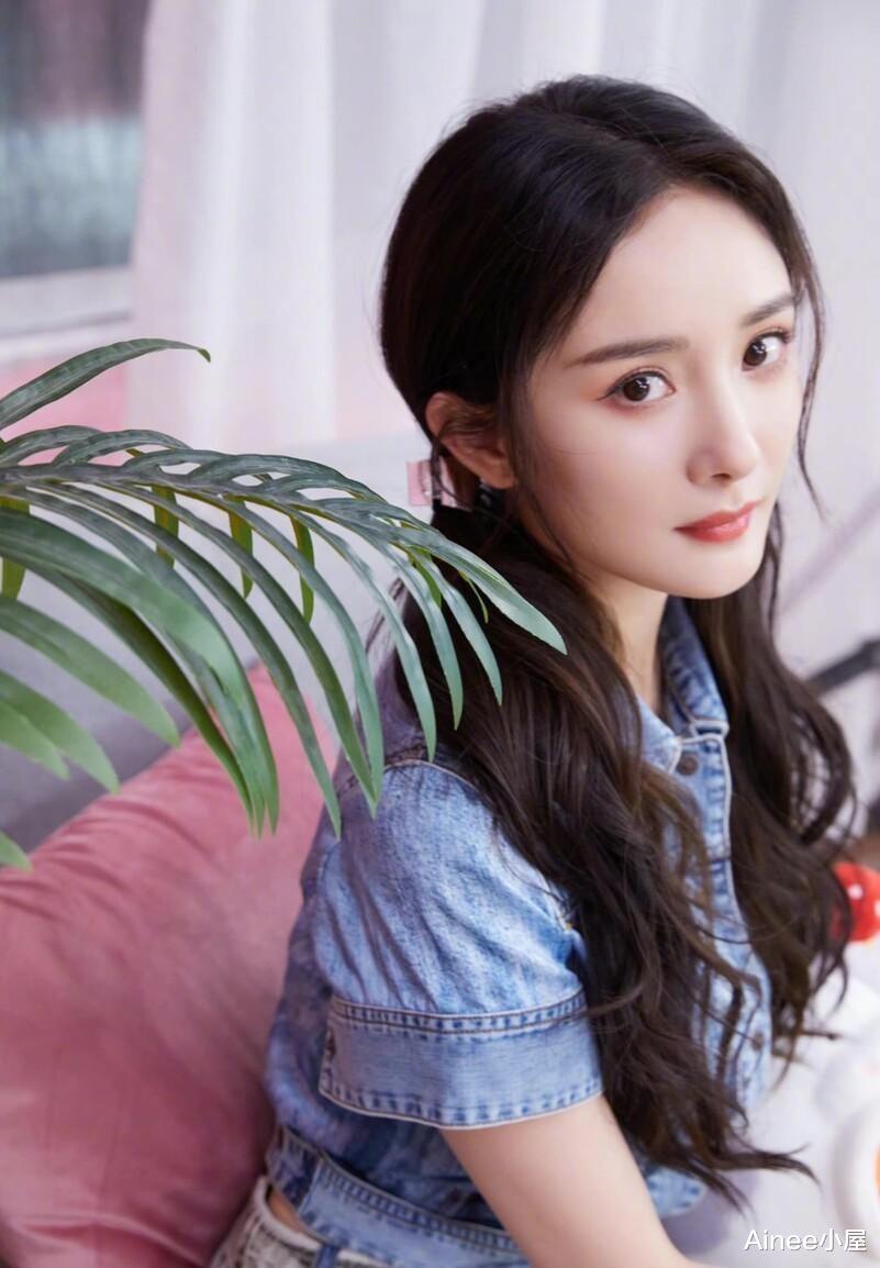 杨幂的身材真羡慕不来，穿牛仔夹克有点紧绷，裙上套层薄纱挺个性