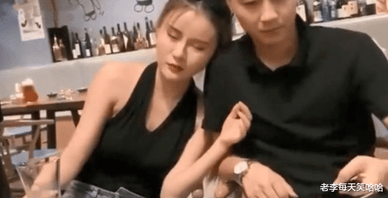 “妹子，下次自拍记得别让男朋友戴墨镜，你的秘密都被曝光了”，哈哈哈！