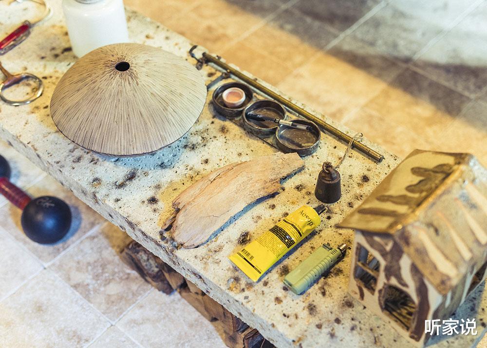 毛坯房|37岁大叔在毛坯房里住12年,107㎡狭长户型里,到处是“水泥感”