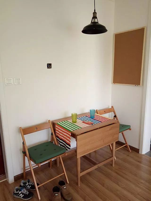 客厅留出一半空间，做了个榻榻米，45㎡的房子多出一个房间！