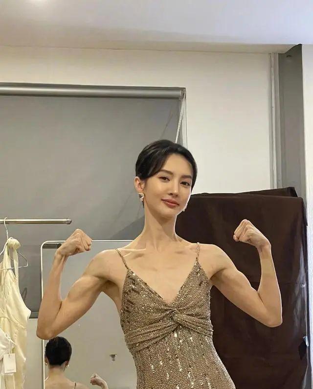 金晨|金晨“纸片芭比”身材火上热搜，二头肌抢镜，精瘦背后有多自律？