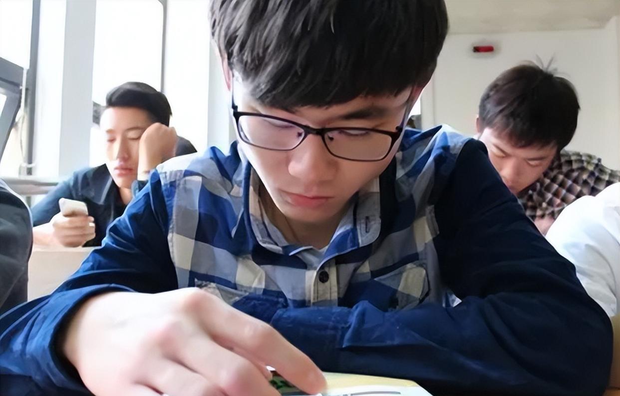 国企|中年危机提前了？名校毕业生工作3年后被裁，面试俩月屡屡碰壁