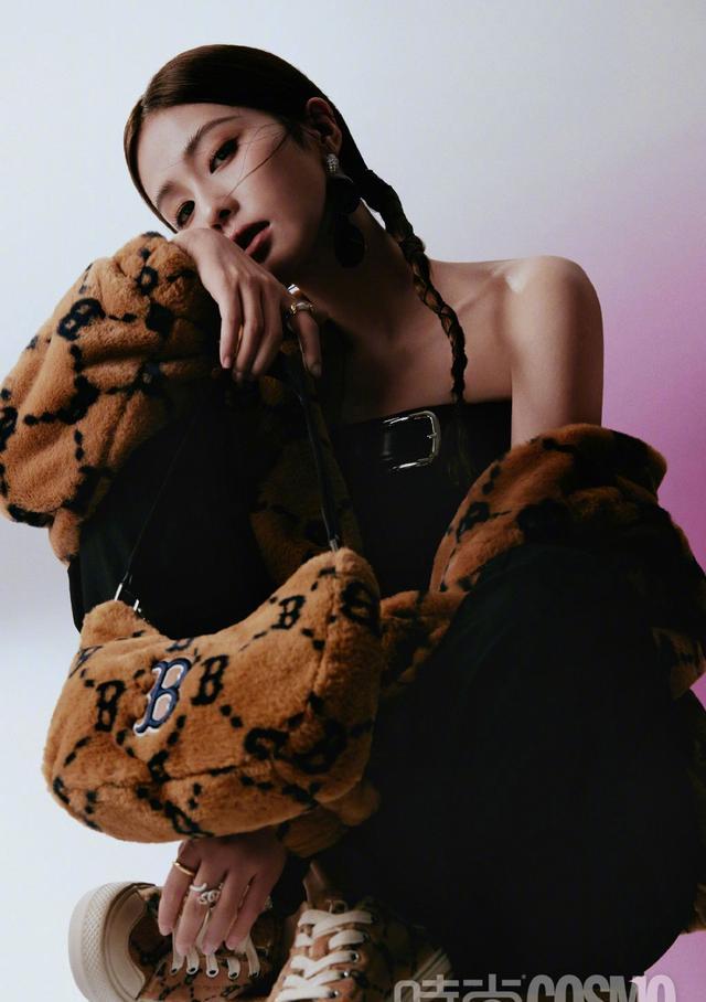 白鹿|白鹿扎双麻花辫写真大秀白皙香肩!身材曼妙太性感冷艳