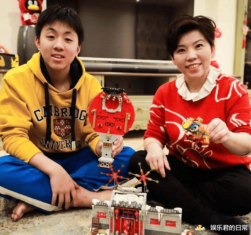 邓亚萍|邓亚萍一家豪宅内为爱子庆生！16岁儿子身材魁梧，长相成熟似许昕