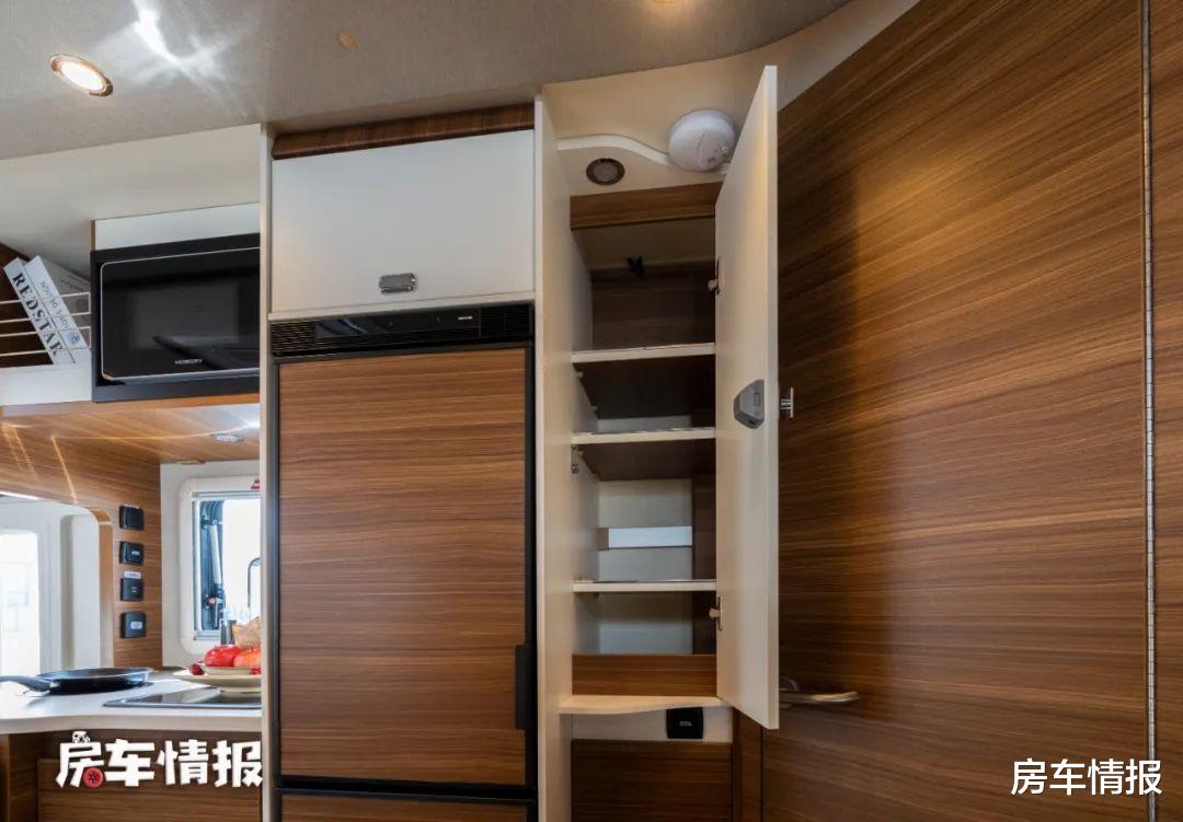 非常经典的5人房车,厕所干湿分离用着方便,内部比进口车还豪华