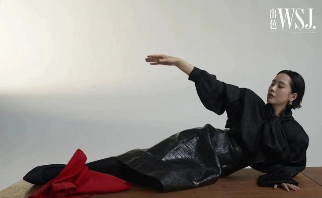 迪丽热巴|海清《出色》开年刊封面,全程黑丝又美又酷,横躺桌上太霸气