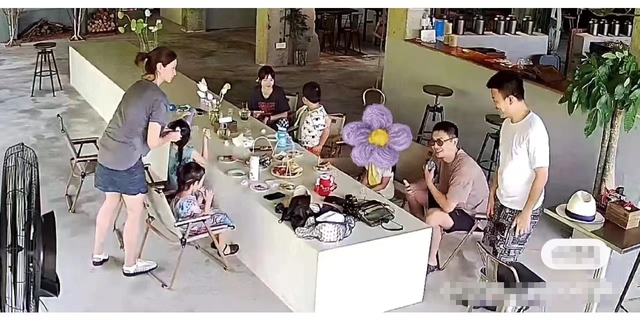 朱亚文|39岁沈佳妮晒旅游照，朱亚文挺大肚腩抢眼，两女儿罕见露面显乖巧