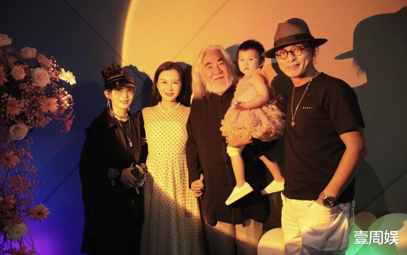 张纪中|71岁张纪中为2岁女儿庆生,父女嘴对嘴亲吻,40岁娇妻越发年轻