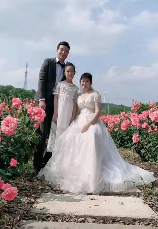 被90后男友家暴,46岁残疾诗人余秀华:我这一生走得实在辛苦
