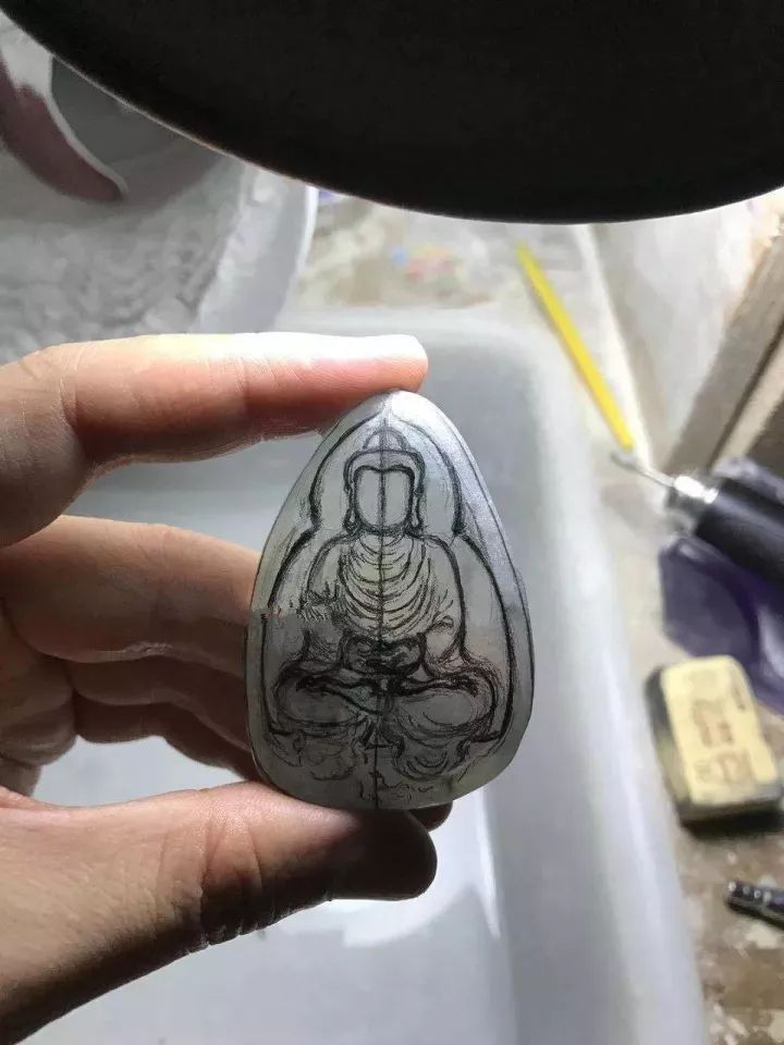 雕刻|一块莫西沙翡翠原石,切出高冰飘蓝花,雕刻成品大涨的全过程,美翻了! 小盈