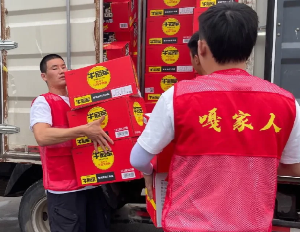 谢孟伟|谢孟伟救灾太高调，穿红背心还印着“嘎家人”！生怕别人不知道？