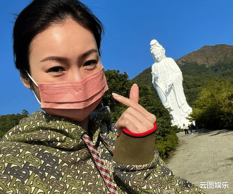 洗发水 TVB富二代长居内地，第一次逛地下商场很兴奋，花59元美甲称便宜