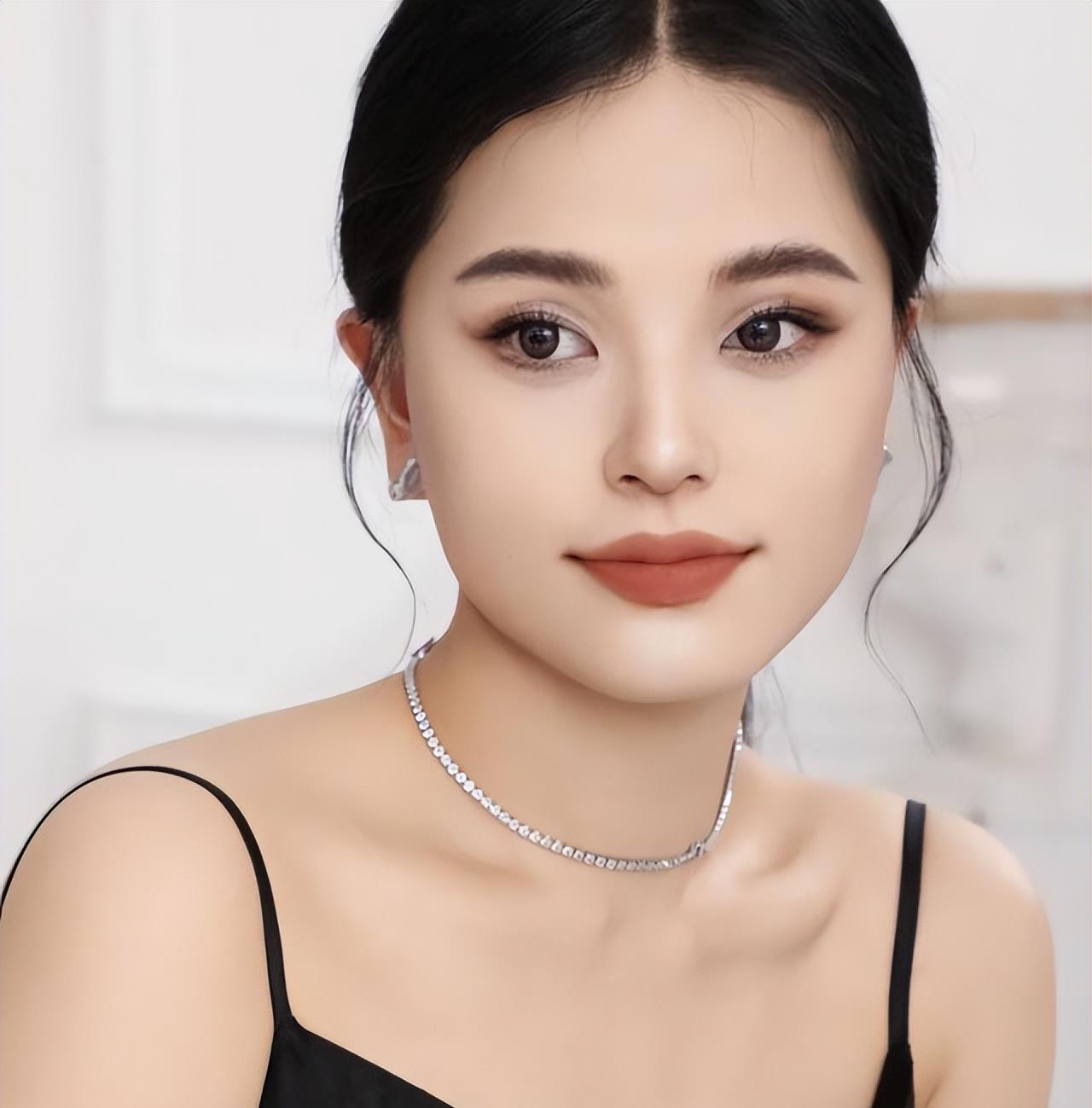 腮红 亚洲“方圆脸”的姐妹，一定要试藤堂静地“轻泰妆”，有被惊艳到