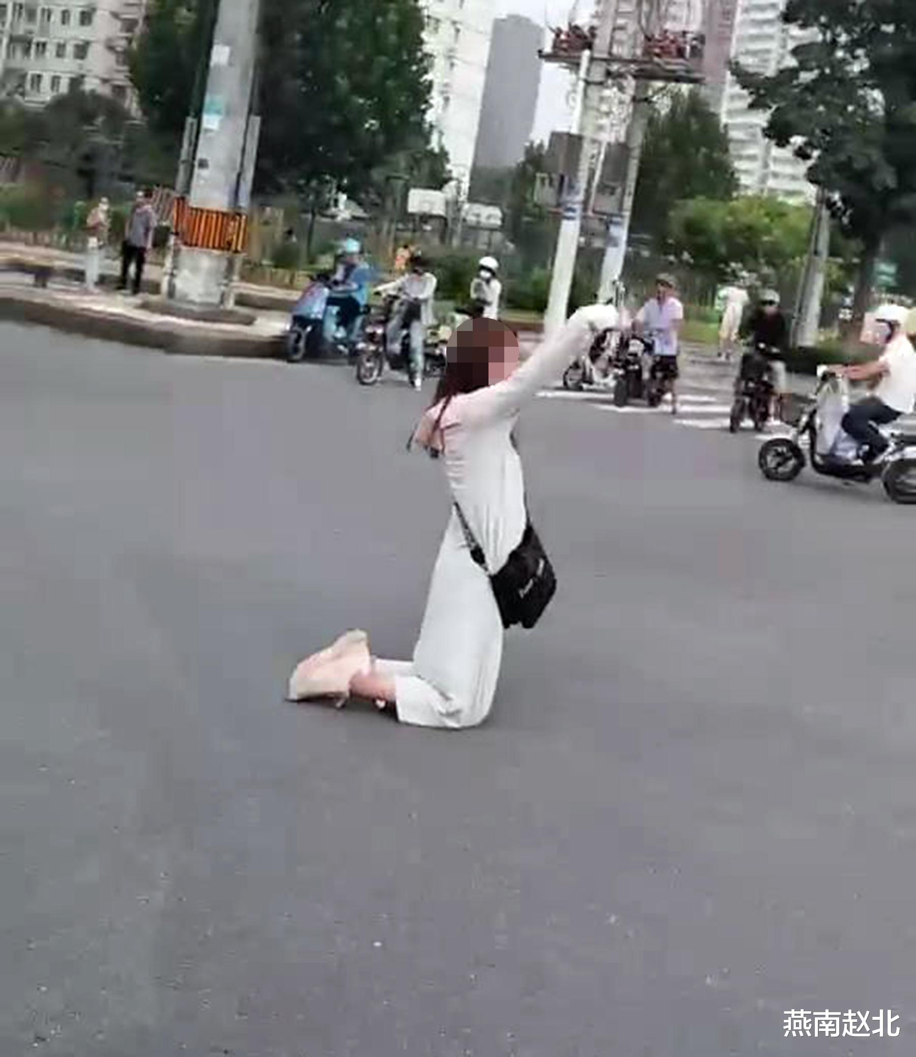 保定一年轻女子跪路口举照片“找寻男友”,知情网友:乌龙了