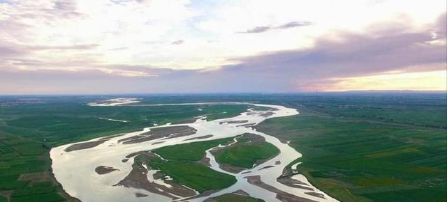 |不要命的垂钓人!直接下到水中遛大鱼,结局出乎大家的意料