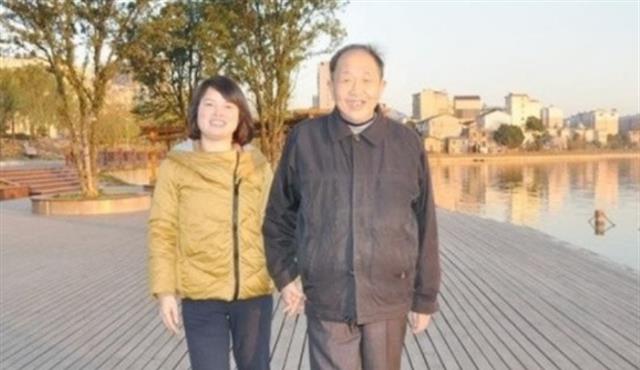 38岁美女教师不惧世俗,痴恋65岁环卫工:除了你,别人都是将就