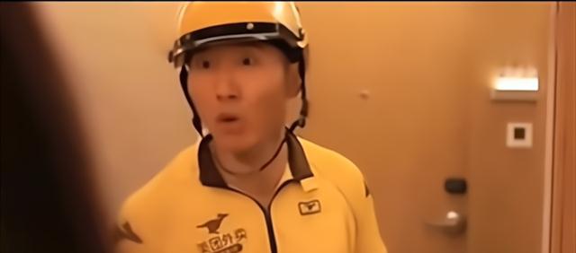 男子深夜酒店送外卖,敲门却见老婆穿着清凉,男子:你不是加班吗