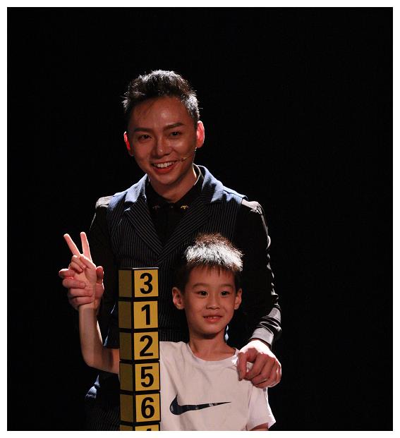 杭州80后男子获奖无数还上春晚当顾问!家人却劝他转行……
