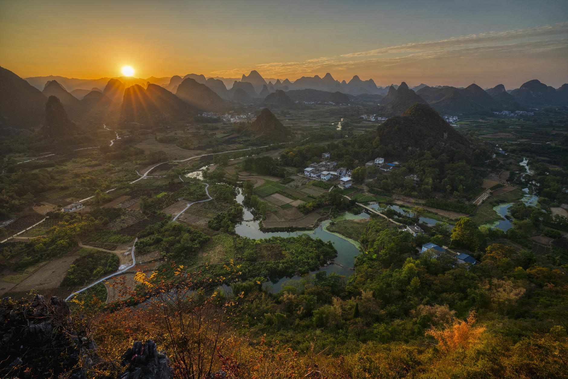 梯田|田心村被四面环山包围着,层层叠叠,田埂交错,小桥流水