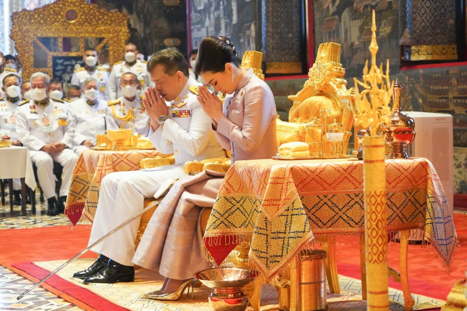 泰王原配妻子难得亮相！瘫坐着好可怜，中风多年，还是苏提达幸福