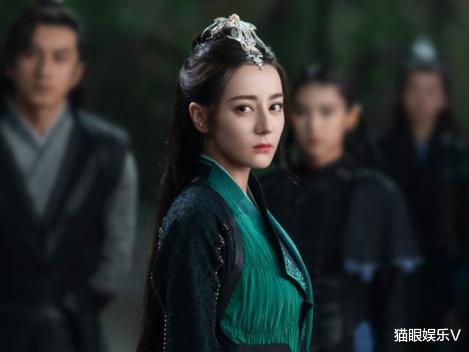 迪丽热巴|迪丽热巴晒躺床自拍,黑发红唇眼神魅惑,男友视角自动代入