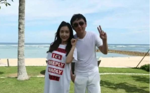 王思聪|王思聪在海边被7位美女怀绕，一个比一个漂亮，网友：羡慕嫉妒恨