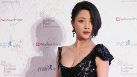 美容 “殷桃”终于剪了短发，穿亮片裙配黑丝袜亮相，美腿让人目不转睛