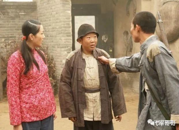 侯祥|他9岁停止发育,36岁身高不足1米6,和妻子同框却像是母子