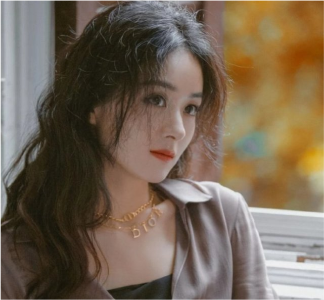 赵丽颖|赵丽颖参加春晚第三次彩排，穿百元裤子气场强，边拍戏边彩排超努力