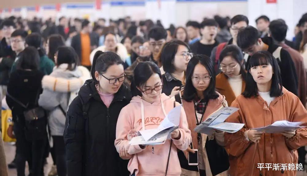 求职|三无学生有多难？女大学生面试四处碰壁！当下就业形势过于严峻