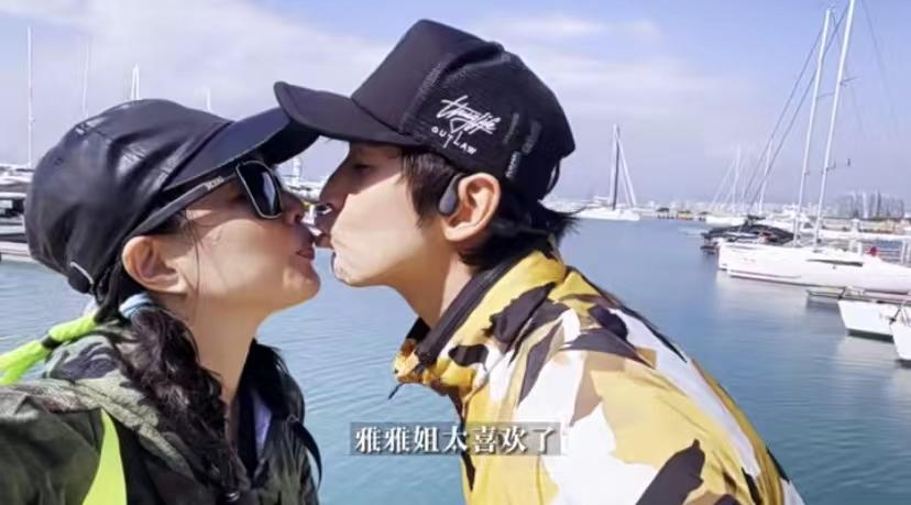 钟丽缇|51岁钟丽缇带全家冲浪，俩女儿穿泳衣变身腿精，与继父猜拳关系好