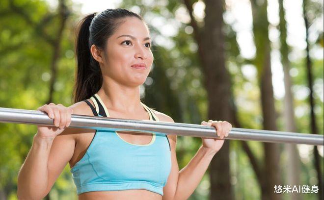 单杠|引体向上硬拉8个，已经属于高手级别，背部和手臂肌肉力量强大