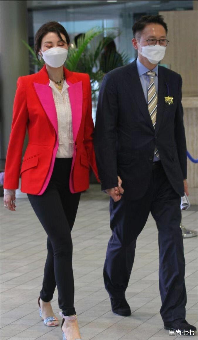 李嘉欣|李嘉欣胖得挺明显！穿健美裤配西装像妇女主任，终于接地气了