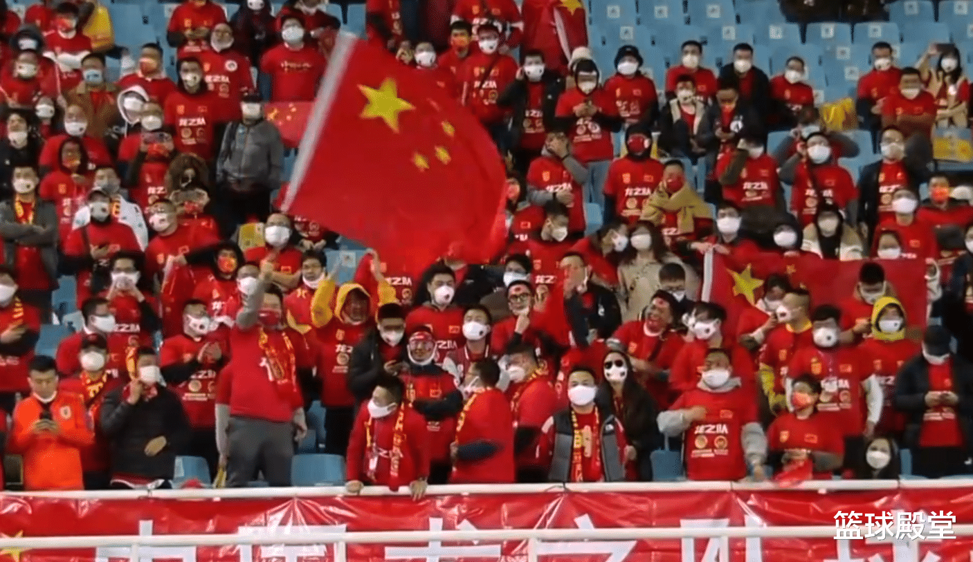 国足|国足1-3越南！徐新叉腰叹气，教练组沮丧，台上球迷仍在挥舞国旗