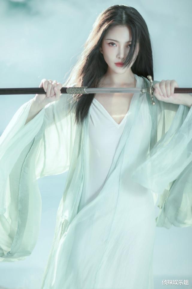 杜淳|杜淳分享带娃日常，11个月蛋饺爬行站立超灵活，鼻子嘴巴像爸爸