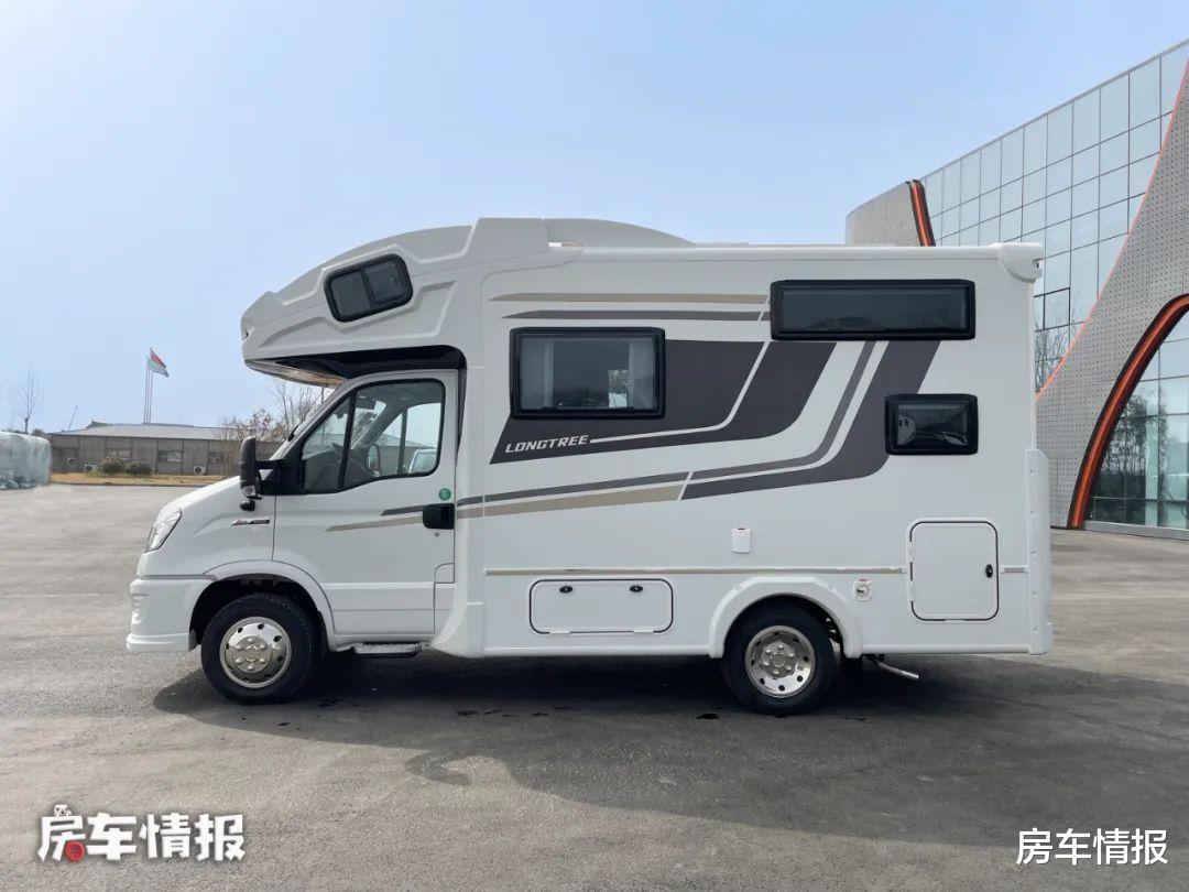 非常经典的5人房车,厕所干湿分离用着方便,内部比进口车还豪华