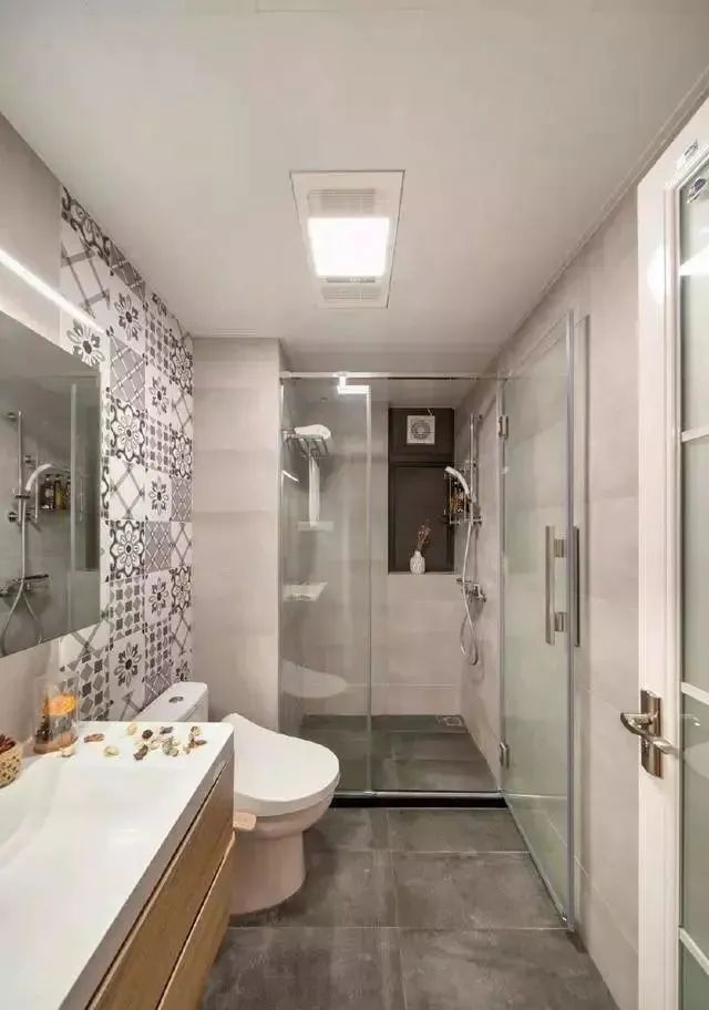 91平三室新房,把鞋柜放在门外,客厅背景墙打满柜子,太霸气实用