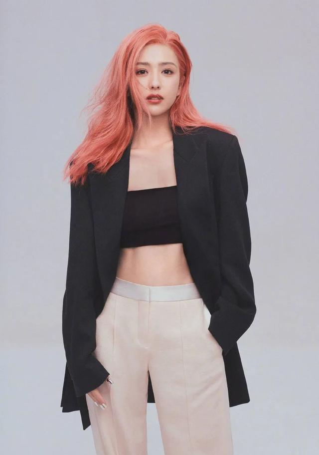 |佟丽娅穿黑色抹胸秀超绝马甲线！肤白貌美太性感艳丽