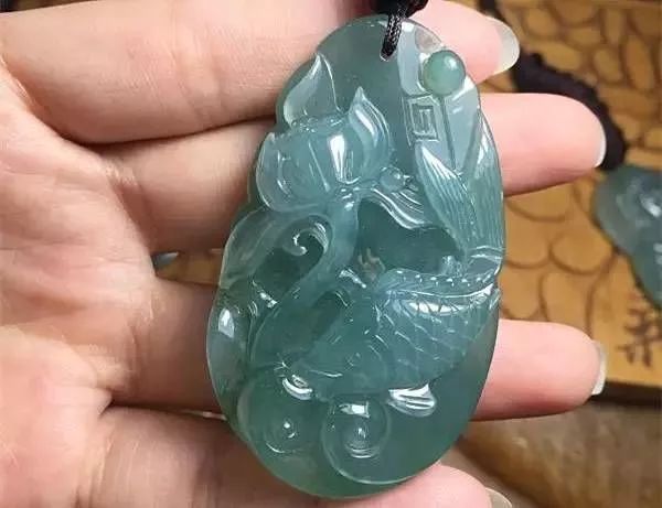 翡翠|一块黑皮的翡翠原石，一刀切出高冰翡翠，起货后真的是光彩夺目！