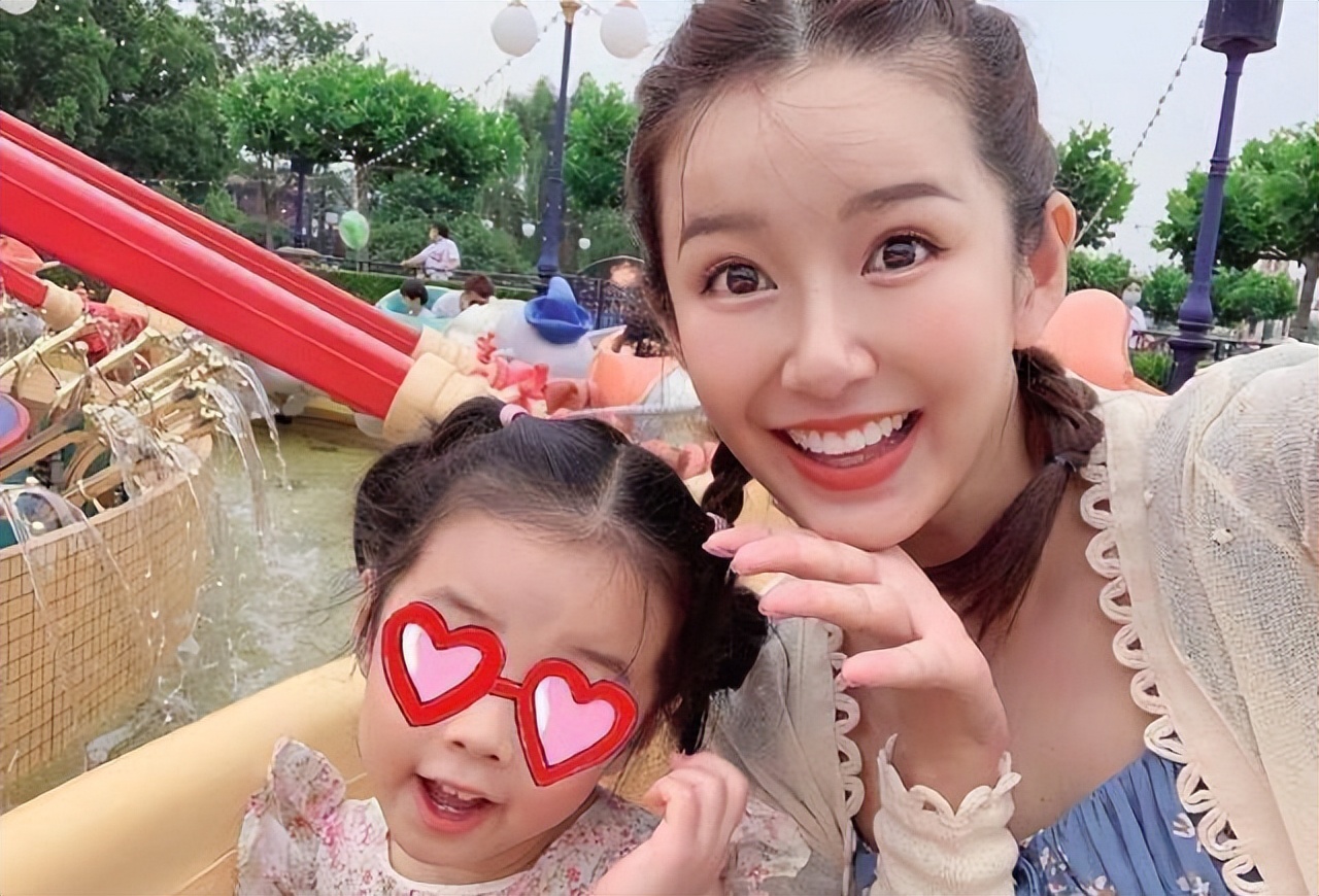 陈赫|结婚7年生下2女娃不敢和老公同框,今被陈赫摸头杀,害羞成少女