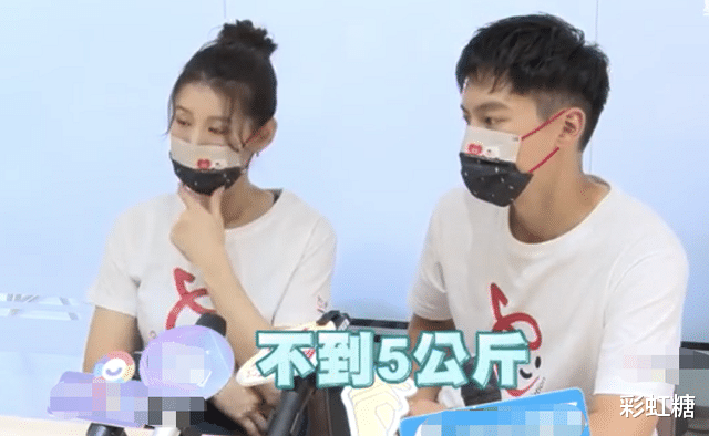 孕期|赵孟姿挺大孕肚穿泳装！四肢纤细皮肤超白，跪沙滩上玩水好兴奋